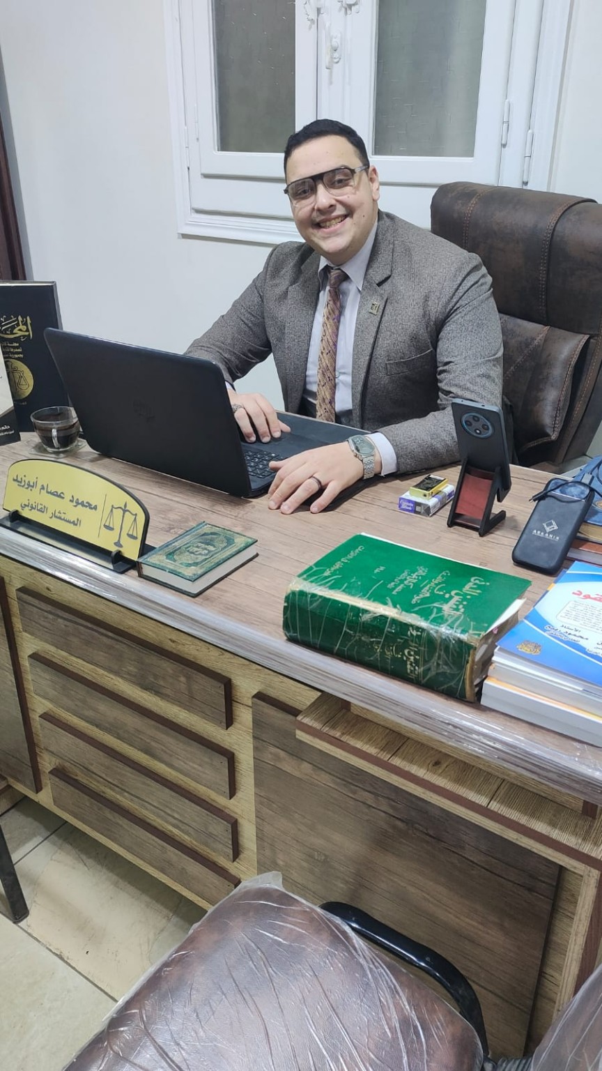 المستشار محمد عصام أبوزيد في مكتبه